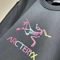 ARCTER*X始*祖鸟 2026秋冬新款男女同款👫休闲卫衣,户外品牌可能大家第一想到的就是加拿大鹅、始祖鸟。给人一种标 ARCTER*X始*祖鸟 2026秋冬新款男女同款👫休闲卫衣,户外品牌可能大家第一想到的就是加拿大鹅、始祖鸟。给人一种标