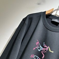 ARCTER*X始*祖鸟 2026秋冬新款男女同款👫休闲卫衣,户外品牌可能大家第一想到的就是加拿大鹅、始祖鸟。给人一种标 ARCTER*X始*祖鸟 2026秋冬新款男女同款👫休闲卫衣,户外品牌可能大家第一想到的就是加拿大鹅、始祖鸟。给人一种标