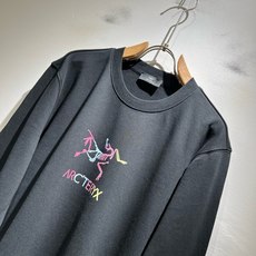 ARCTER*X始*祖鸟 2026秋冬新款男女同款👫休闲卫衣,户外品牌可能大家第一想到的就是加拿大鹅、始祖鸟。给人一种标 ARCTER*X始*祖鸟 2026秋冬新款男女同款👫休闲卫衣,户外品牌可能大家第一想到的就是加拿大鹅、始祖鸟。给人一种标