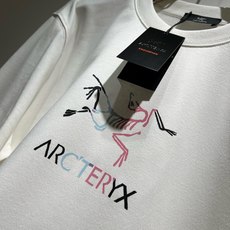 ARCTER*X始*祖鸟 2026秋冬新款男女同款👫休闲卫衣,户外品牌可能大家第一想到的就是加拿大鹅、始祖鸟。给人一种标 ARCTER*X始*祖鸟 2026秋冬新款男女同款👫休闲卫衣,户外品牌可能大家第一想到的就是加拿大鹅、始祖鸟。给人一种标