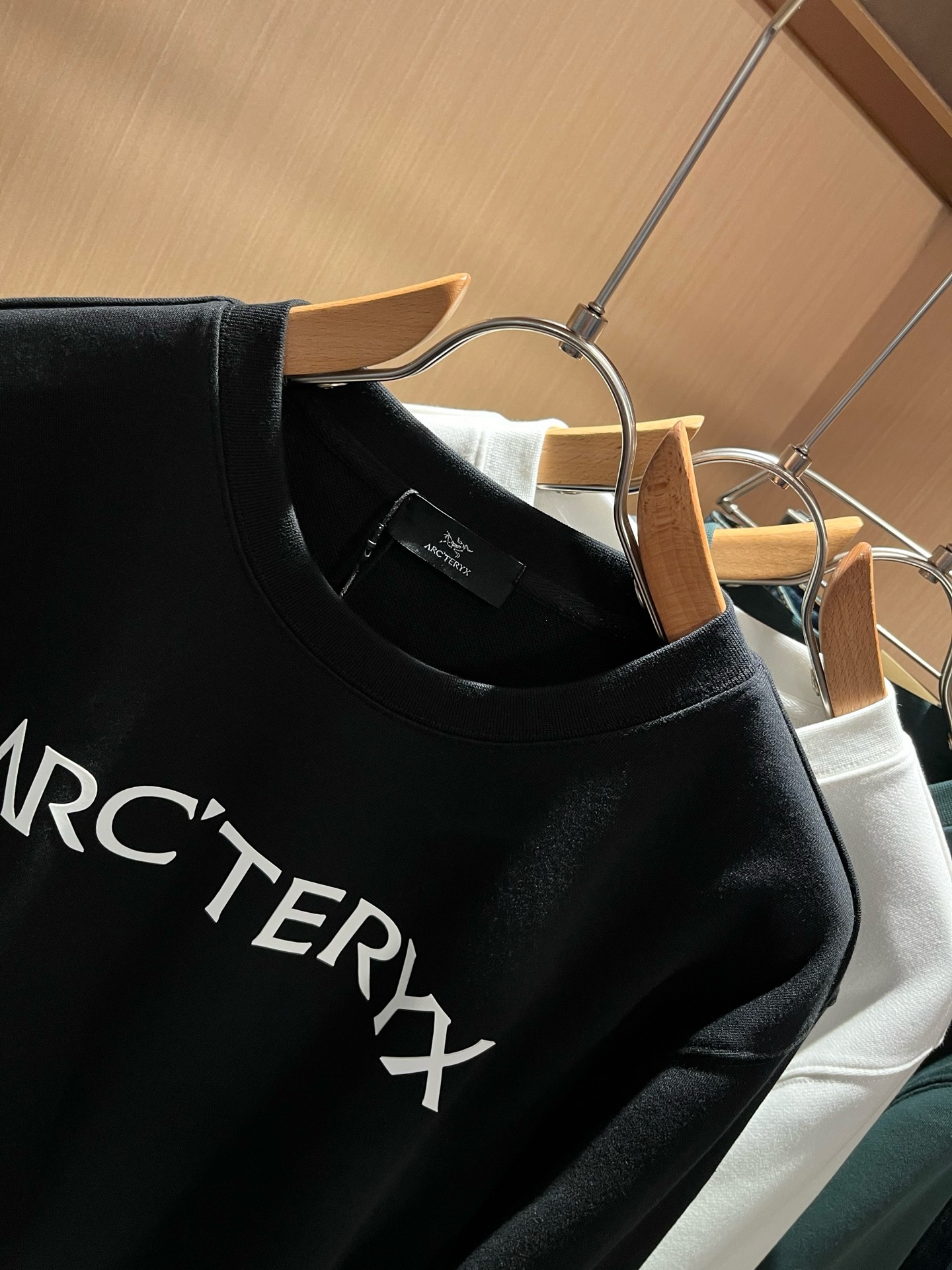 ARCTER*X始*祖鸟 2026秋冬新款男女同款👫休闲卫衣,户外品牌可能大家第一想到的就是加拿大鹅、始祖鸟。给人一种标 ARCTER*X始*祖鸟 2026秋冬新款男女同款👫休闲卫衣,户外品牌可能大家第一想到的就是加拿大鹅、始祖鸟。给人一种标