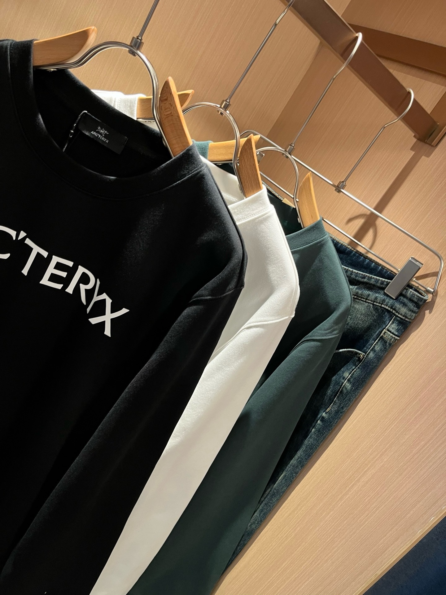 ARCTER*X始*祖鸟 2026秋冬新款男女同款👫休闲卫衣,户外品牌可能大家第一想到的就是加拿大鹅、始祖鸟。给人一种标 ARCTER*X始*祖鸟 2026秋冬新款男女同款👫休闲卫衣,户外品牌可能大家第一想到的就是加拿大鹅、始祖鸟。给人一种标