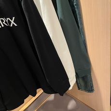 ARCTER*X始*祖鸟 2026秋冬新款男女同款👫休闲卫衣,户外品牌可能大家第一想到的就是加拿大鹅、始祖鸟。给人一种标 ARCTER*X始*祖鸟 2026秋冬新款男女同款👫休闲卫衣,户外品牌可能大家第一想到的就是加拿大鹅、始祖鸟。给人一种标