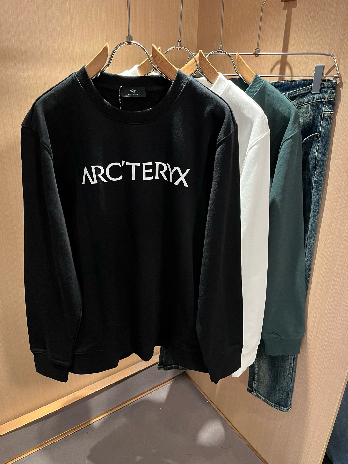ARCTER*X始*祖鸟 2026秋冬新款男女同款👫休闲卫衣,户外品牌可能大家第一想到的就是加拿大鹅、始祖鸟。给人一种标 ARCTER*X始*祖鸟 2026秋冬新款男女同款👫休闲卫衣,户外品牌可能大家第一想到的就是加拿大鹅、始祖鸟。给人一种标