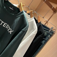 ARCTER*X始*祖鸟 2026秋冬新款男女同款👫休闲卫衣,户外品牌可能大家第一想到的就是加拿大鹅、始祖鸟。给人一种标 ARCTER*X始*祖鸟 2026秋冬新款男女同款👫休闲卫衣,户外品牌可能大家第一想到的就是加拿大鹅、始祖鸟。给人一种标