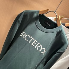 ARCTER*X始*祖鸟 2026秋冬新款男女同款👫休闲卫衣,户外品牌可能大家第一想到的就是加拿大鹅、始祖鸟。给人一种标 ARCTER*X始*祖鸟 2026秋冬新款男女同款👫休闲卫衣,户外品牌可能大家第一想到的就是加拿大鹅、始祖鸟。给人一种标