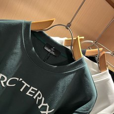 ARCTER*X始*祖鸟 2026秋冬新款男女同款👫休闲卫衣,户外品牌可能大家第一想到的就是加拿大鹅、始祖鸟。给人一种标 ARCTER*X始*祖鸟 2026秋冬新款男女同款👫休闲卫衣,户外品牌可能大家第一想到的就是加拿大鹅、始祖鸟。给人一种标