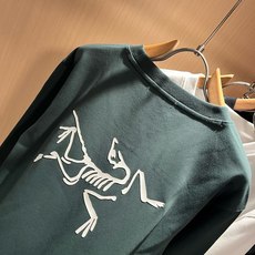 ARCTER*X始*祖鸟 2026秋冬新款男女同款👫休闲卫衣,户外品牌可能大家第一想到的就是加拿大鹅、始祖鸟。给人一种标 ARCTER*X始*祖鸟 2026秋冬新款男女同款👫休闲卫衣,户外品牌可能大家第一想到的就是加拿大鹅、始祖鸟。给人一种标