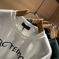 ARCTER*X始*祖鸟 2026秋冬新款男女同款👫休闲卫衣,户外品牌可能大家第一想到的就是加拿大鹅、始祖鸟。给人一种标 ARCTER*X始*祖鸟 2026秋冬新款男女同款👫休闲卫衣,户外品牌可能大家第一想到的就是加拿大鹅、始祖鸟。给人一种标