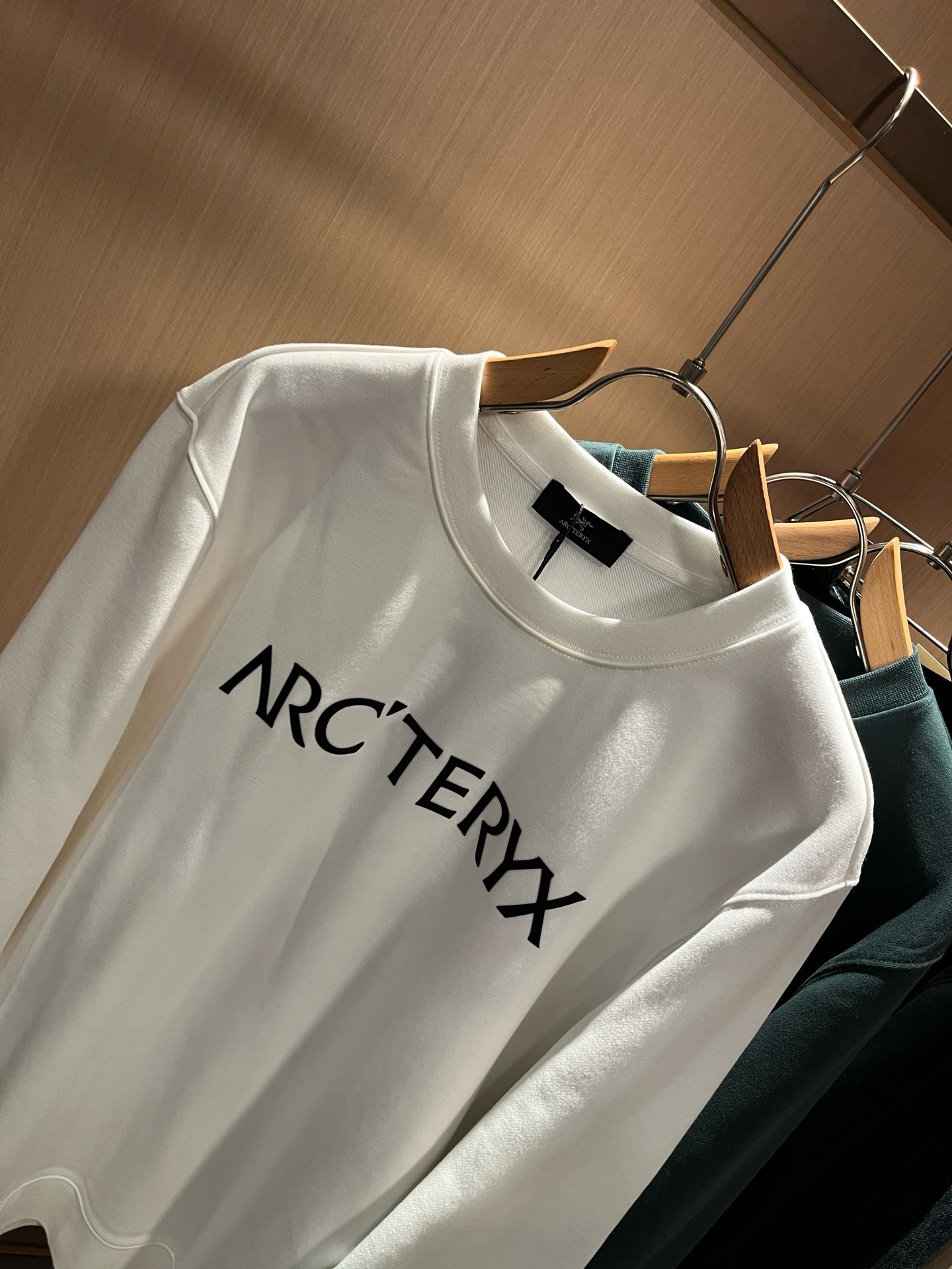 ARCTER*X始*祖鸟 2026秋冬新款男女同款👫休闲卫衣,户外品牌可能大家第一想到的就是加拿大鹅、始祖鸟。给人一种标 ARCTER*X始*祖鸟 2026秋冬新款男女同款👫休闲卫衣,户外品牌可能大家第一想到的就是加拿大鹅、始祖鸟。给人一种标