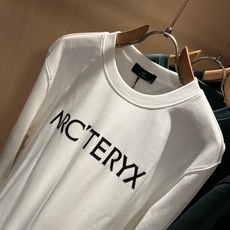 ARCTER*X始*祖鸟 2026秋冬新款男女同款👫休闲卫衣,户外品牌可能大家第一想到的就是加拿大鹅、始祖鸟。给人一种标 ARCTER*X始*祖鸟 2026秋冬新款男女同款👫休闲卫衣,户外品牌可能大家第一想到的就是加拿大鹅、始祖鸟。给人一种标