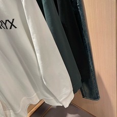 ARCTER*X始*祖鸟 2026秋冬新款男女同款👫休闲卫衣,户外品牌可能大家第一想到的就是加拿大鹅、始祖鸟。给人一种标 ARCTER*X始*祖鸟 2026秋冬新款男女同款👫休闲卫衣,户外品牌可能大家第一想到的就是加拿大鹅、始祖鸟。给人一种标