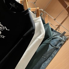 ARCTER*X始*祖鸟 2026秋冬新款男女同款👫休闲卫衣,户外品牌可能大家第一想到的就是加拿大鹅、始祖鸟。给人一种标 ARCTER*X始*祖鸟 2026秋冬新款男女同款👫休闲卫衣,户外品牌可能大家第一想到的就是加拿大鹅、始祖鸟。给人一种标