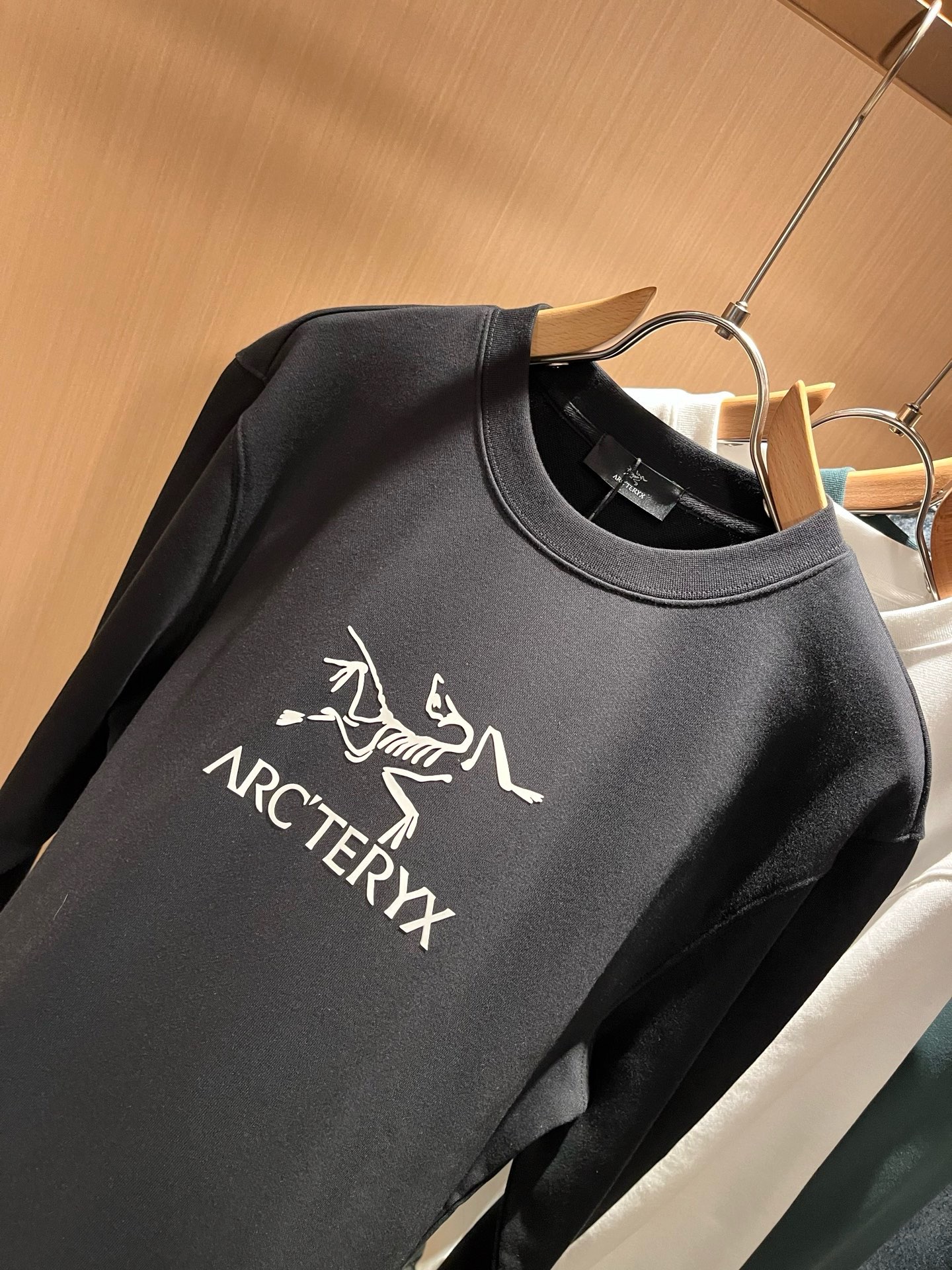 ARCTER*X始*祖鸟 2026秋冬新款男女同款👫休闲卫衣,户外品牌可能大家第一想到的就是加拿大鹅、始祖鸟。给人一种标 ARCTER*X始*祖鸟 2026秋冬新款男女同款👫休闲卫衣,户外品牌可能大家第一想到的就是加拿大鹅、始祖鸟。给人一种标