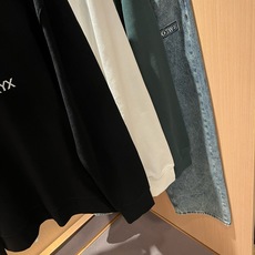 ARCTER*X始*祖鸟 2026秋冬新款男女同款👫休闲卫衣,户外品牌可能大家第一想到的就是加拿大鹅、始祖鸟。给人一种标 ARCTER*X始*祖鸟 2026秋冬新款男女同款👫休闲卫衣,户外品牌可能大家第一想到的就是加拿大鹅、始祖鸟。给人一种标