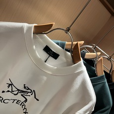 ARCTER*X始*祖鸟 2026秋冬新款男女同款👫休闲卫衣,户外品牌可能大家第一想到的就是加拿大鹅、始祖鸟。给人一种标 ARCTER*X始*祖鸟 2026秋冬新款男女同款👫休闲卫衣,户外品牌可能大家第一想到的就是加拿大鹅、始祖鸟。给人一种标