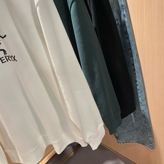 ARCTER*X始*祖鸟 2026秋冬新款男女同款👫休闲卫衣,户外品牌可能大家第一想到的就是加拿大鹅、始祖鸟。给人一种标 ARCTER*X始*祖鸟 2026秋冬新款男女同款👫休闲卫衣,户外品牌可能大家第一想到的就是加拿大鹅、始祖鸟。给人一种标