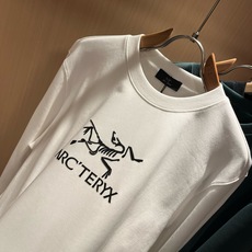 ARCTER*X始*祖鸟 2026秋冬新款男女同款👫休闲卫衣,户外品牌可能大家第一想到的就是加拿大鹅、始祖鸟。给人一种标 ARCTER*X始*祖鸟 2026秋冬新款男女同款👫休闲卫衣,户外品牌可能大家第一想到的就是加拿大鹅、始祖鸟。给人一种标