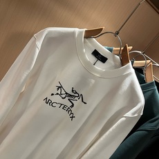ARCTER*X始*祖鸟 2026秋冬新款男女同款👫休闲卫衣,户外品牌可能大家第一想到的就是加拿大鹅、始祖鸟。给人一种标 ARCTER*X始*祖鸟 2026秋冬新款男女同款👫休闲卫衣,户外品牌可能大家第一想到的就是加拿大鹅、始祖鸟。给人一种标