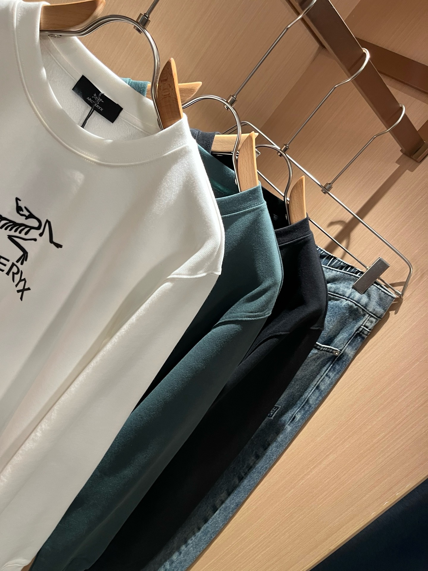 ARCTER*X始*祖鸟 2026秋冬新款男女同款👫休闲卫衣,户外品牌可能大家第一想到的就是加拿大鹅、始祖鸟。给人一种标 ARCTER*X始*祖鸟 2026秋冬新款男女同款👫休闲卫衣,户外品牌可能大家第一想到的就是加拿大鹅、始祖鸟。给人一种标