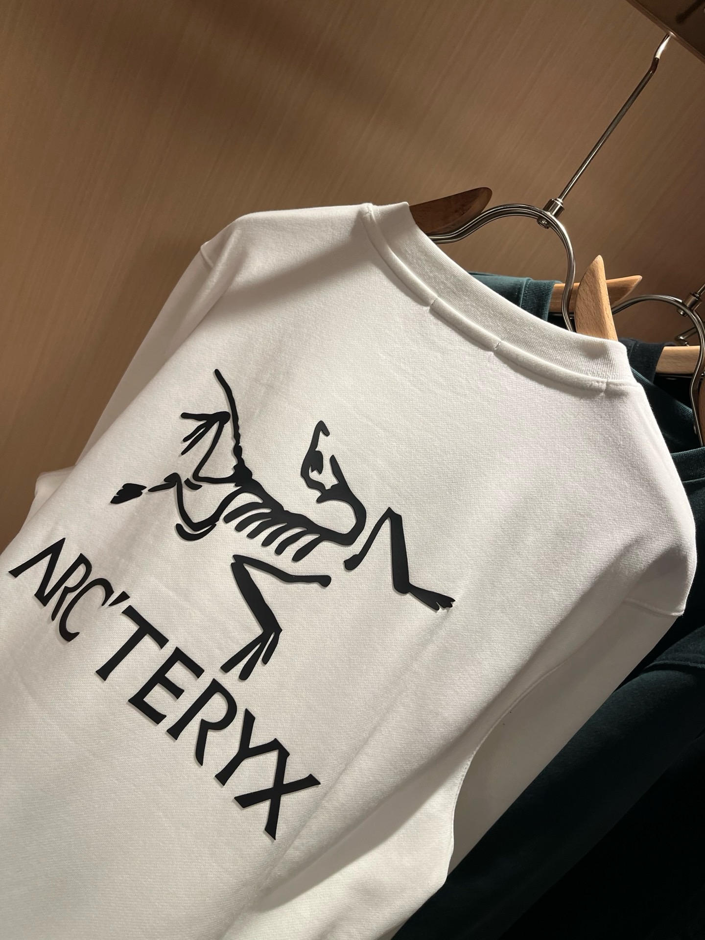 ARCTER*X始*祖鸟 2026秋冬新款男女同款👫休闲卫衣,户外品牌可能大家第一想到的就是加拿大鹅、始祖鸟。给人一种标 ARCTER*X始*祖鸟 2026秋冬新款男女同款👫休闲卫衣,户外品牌可能大家第一想到的就是加拿大鹅、始祖鸟。给人一种标
