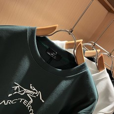 ARCTER*X始*祖鸟 2026秋冬新款男女同款👫休闲卫衣,户外品牌可能大家第一想到的就是加拿大鹅、始祖鸟。给人一种标 ARCTER*X始*祖鸟 2026秋冬新款男女同款👫休闲卫衣,户外品牌可能大家第一想到的就是加拿大鹅、始祖鸟。给人一种标