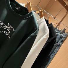 ARCTER*X始*祖鸟 2026秋冬新款男女同款👫休闲卫衣,户外品牌可能大家第一想到的就是加拿大鹅、始祖鸟。给人一种标 ARCTER*X始*祖鸟 2026秋冬新款男女同款👫休闲卫衣,户外品牌可能大家第一想到的就是加拿大鹅、始祖鸟。给人一种标