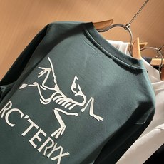 ARCTER*X始*祖鸟 2026秋冬新款男女同款👫休闲卫衣,户外品牌可能大家第一想到的就是加拿大鹅、始祖鸟。给人一种标 ARCTER*X始*祖鸟 2026秋冬新款男女同款👫休闲卫衣,户外品牌可能大家第一想到的就是加拿大鹅、始祖鸟。给人一种标