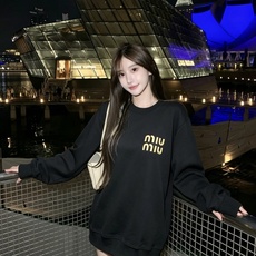 MIUMIU 谬谬 2026秋冬新款男女同款👫卫衣,品牌最新设计元素!既不单调也不复杂,恰到好处的展现品味!客供顶级纯棉 MIUMIU 谬谬 2026秋冬新款男女同款👫卫衣,品牌最新设计元素!既不单调也不复杂,恰到好处的展现品味!客供顶级纯棉