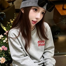 MIUMIU 谬谬 2026秋冬新款男女同款👫卫衣,品牌最新设计元素!既不单调也不复杂,恰到好处的展现品味!客供顶级纯棉 MIUMIU 谬谬 2026秋冬新款男女同款👫卫衣,品牌最新设计元素!既不单调也不复杂,恰到好处的展现品味!客供顶级纯棉