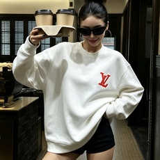 LouisVuitt*路易*登 2026秋冬全新系列单品上线,非常时髦前卫的一款男女同款短袖T恤,标识logo图案印花工 LouisVuitt*路易*登 2026秋冬全新系列单品上线,非常时髦前卫的一款男女同款短袖T恤,标识logo图案印花工