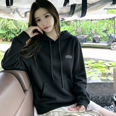 马吉拉 maison margiel 2026秋冬新款男女同款👫休闲连帽卫衣,专柜同步发售!定制专属面料,胸前字母log 马吉拉 maison margiel 2026秋冬新款男女同款👫休闲连帽卫衣,专柜同步发售!定制专属面料,胸前字母log