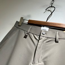 BURBER*Y巴*莉 2026春夏男士休闲西裤,男士经典基础款小直筒裤 简洁纯色百搭款五金logo辅料配合 经典内里英 BURBER*Y巴*莉 2026春夏男士休闲西裤,男士经典基础款小直筒裤 简洁纯色百搭款五金logo辅料配合 经典内里英