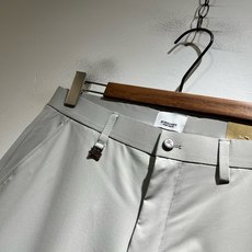BURBER*Y巴*莉 2026春夏男士休闲西裤,男士经典基础款小直筒裤 简洁纯色百搭款五金logo辅料配合 经典内里英 BURBER*Y巴*莉 2026春夏男士休闲西裤,男士经典基础款小直筒裤 简洁纯色百搭款五金logo辅料配合 经典内里英