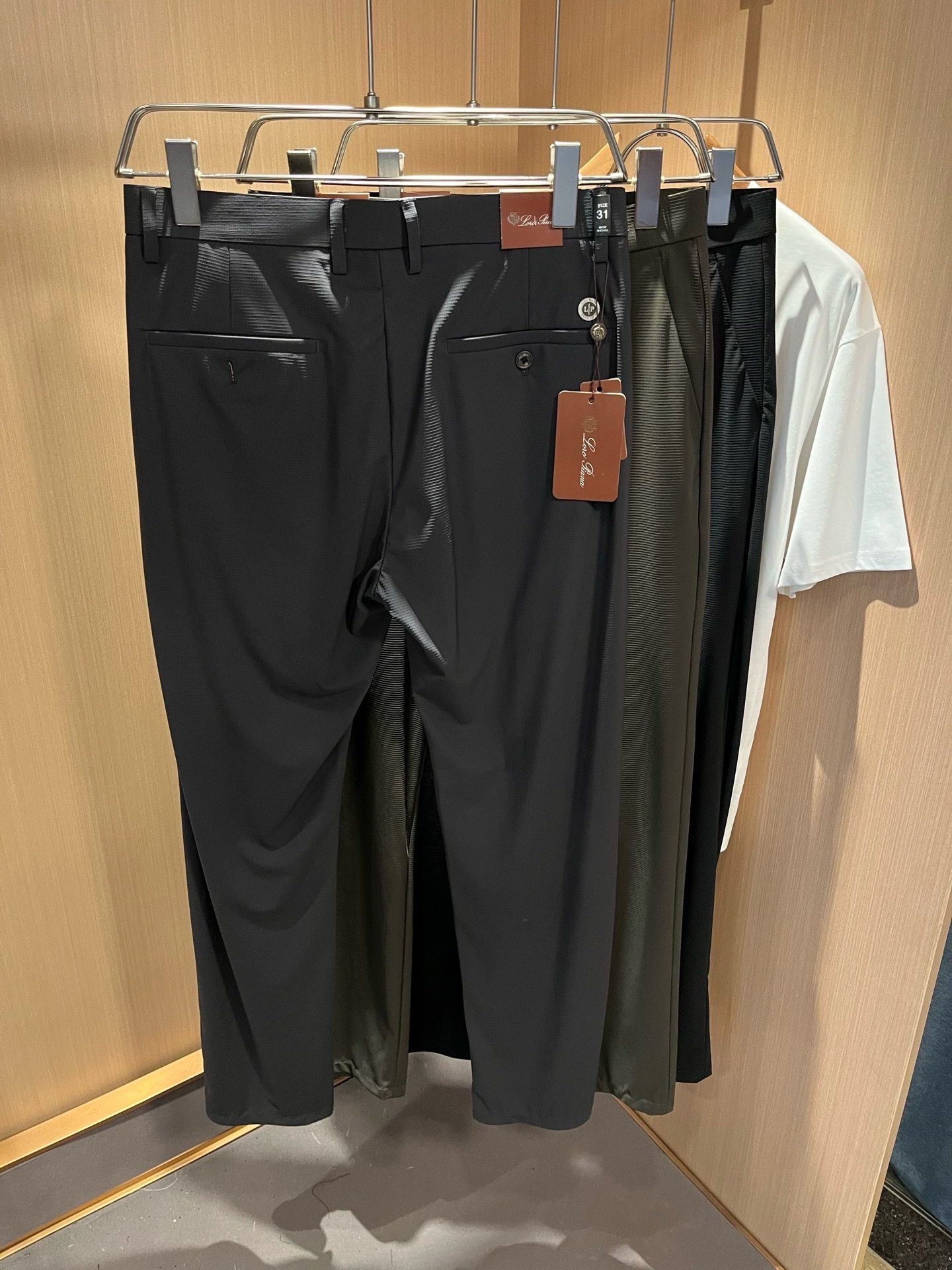 Loro Piana诺悠翩雅 2026春夏新品男士时装款高端休闲裤,香港洋行渠道货,日本原厂出品,纯血统品质,完美延续了 Loro Piana诺悠翩雅 2026春夏新品男士时装款高端休闲裤,香港洋行渠道货,日本原厂出品,纯血统品质,完美延续了