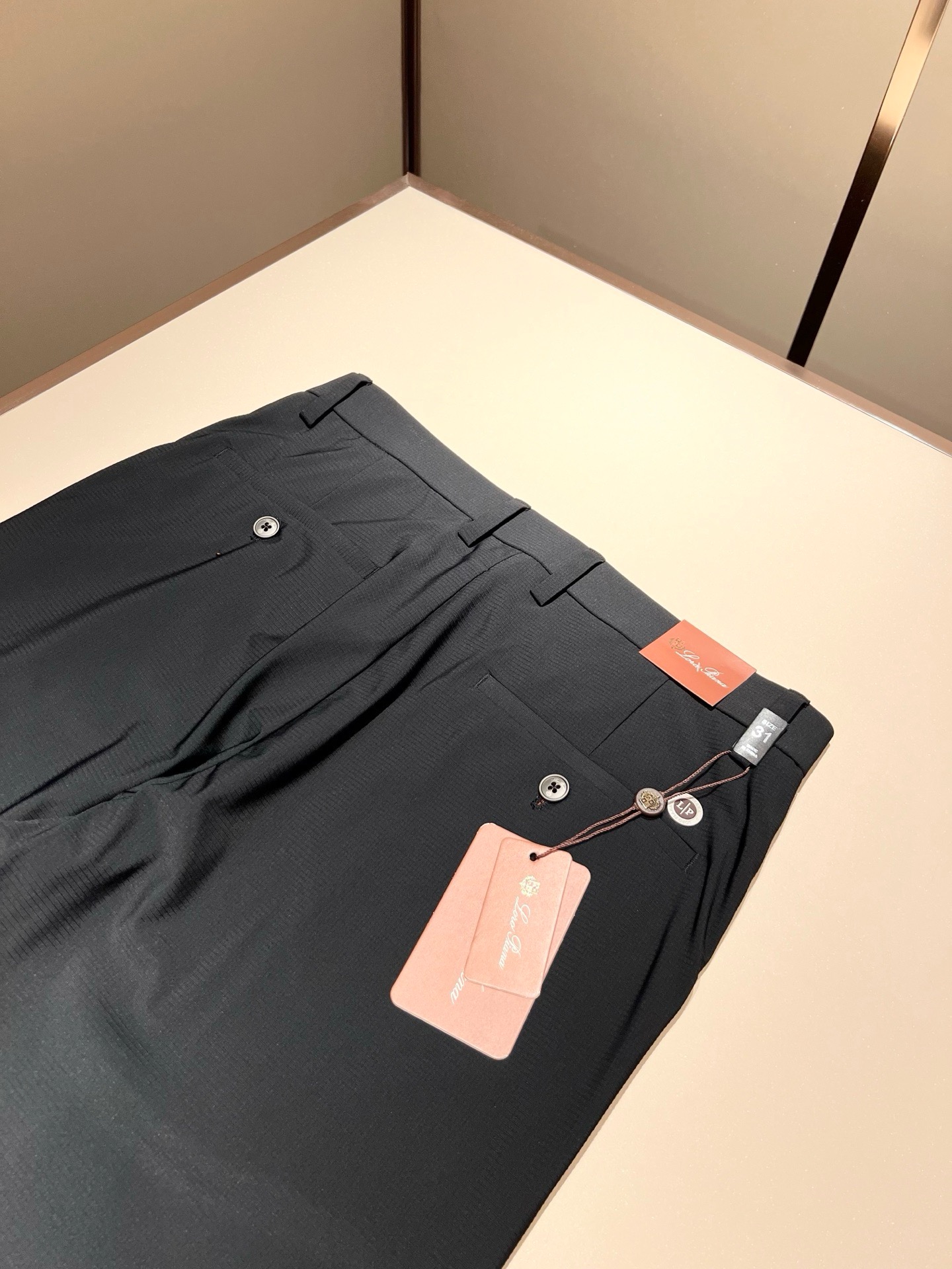 Loro Piana诺悠翩雅 2026春夏新品男士时装款高端休闲裤，香港洋行渠道货，日本原厂出品，纯血统品质，完美延续了