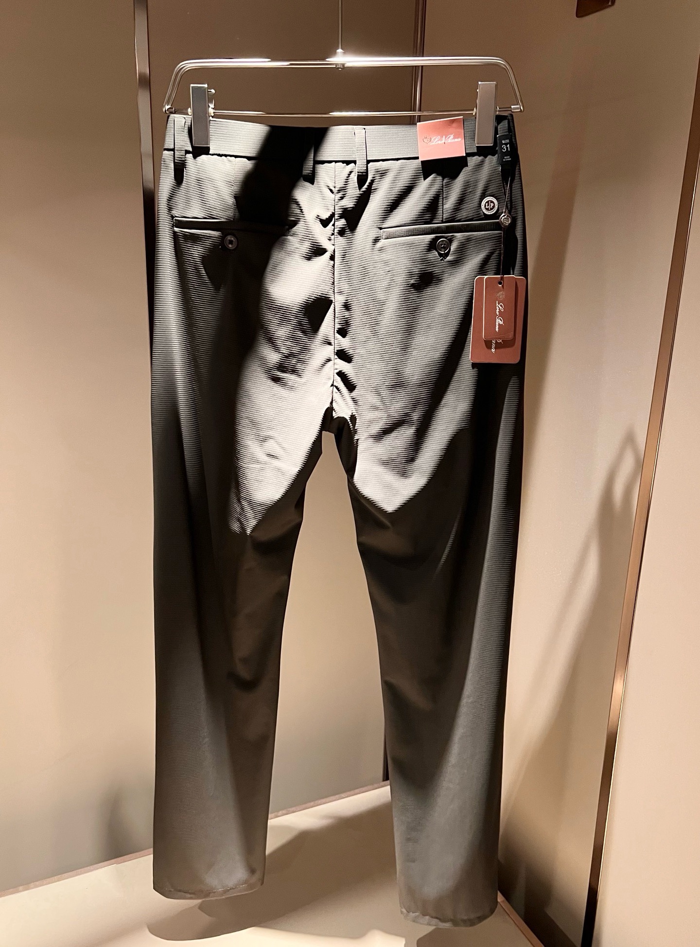 Loro Piana诺悠翩雅 2026春夏新品男士时装款高端休闲裤,香港洋行渠道货,日本原厂出品,纯血统品质,完美延续了 Loro Piana诺悠翩雅 2026春夏新品男士时装款高端休闲裤,香港洋行渠道货,日本原厂出品,纯血统品质,完美延续了