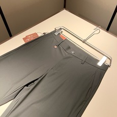 Loro Piana诺悠翩雅 2026春夏新品男士时装款高端休闲裤,香港洋行渠道货,日本原厂出品,纯血统品质,完美延续了 Loro Piana诺悠翩雅 2026春夏新品男士时装款高端休闲裤,香港洋行渠道货,日本原厂出品,纯血统品质,完美延续了