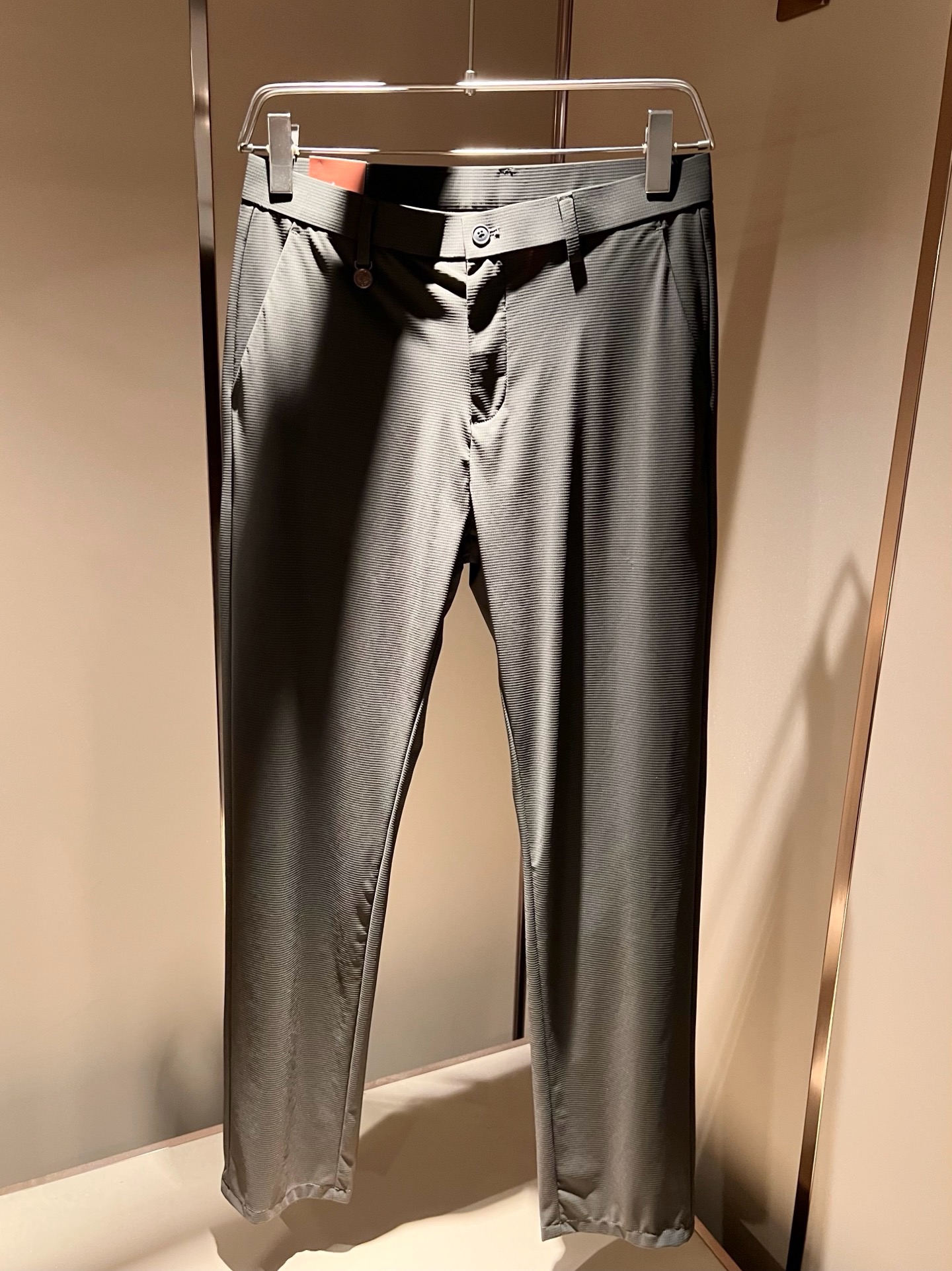 Loro Piana诺悠翩雅 2026春夏新品男士时装款高端休闲裤,香港洋行渠道货,日本原厂出品,纯血统品质,完美延续了 Loro Piana诺悠翩雅 2026春夏新品男士时装款高端休闲裤,香港洋行渠道货,日本原厂出品,纯血统品质,完美延续了