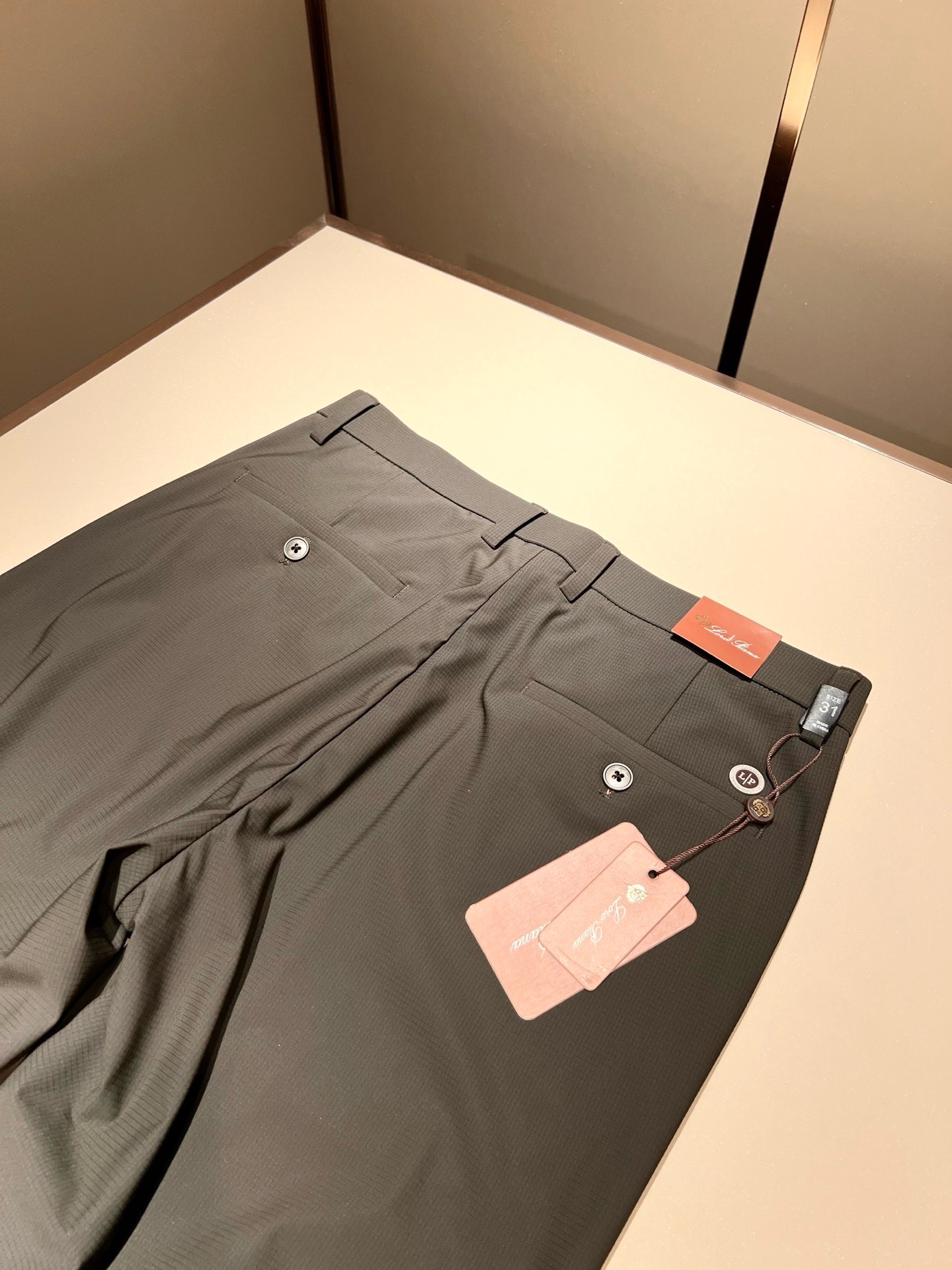 Loro Piana诺悠翩雅 2026春夏新品男士时装款高端休闲裤,香港洋行渠道货,日本原厂出品,纯血统品质,完美延续了 Loro Piana诺悠翩雅 2026春夏新品男士时装款高端休闲裤,香港洋行渠道货,日本原厂出品,纯血统品质,完美延续了