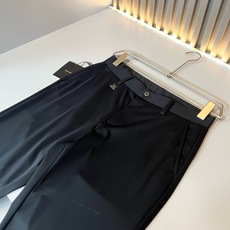 TOM FORD汤姆福特2026春夏新款男士休闲西裤,压轴的渠道货出现了!!柜台同步销售! 毫不夸张的说,此款裤装是原厂 TOM FORD汤姆福特2026春夏新款男士休闲西裤,压轴的渠道货出现了!!柜台同步销售! 毫不夸张的说,此款裤装是原厂