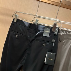TOM FORD汤姆福特2026春夏新款男士休闲西裤,压轴的渠道货出现了!!柜台同步销售! 毫不夸张的说,此款裤装是原厂 TOM FORD汤姆福特2026春夏新款男士休闲西裤,压轴的渠道货出现了!!柜台同步销售! 毫不夸张的说,此款裤装是原厂