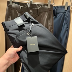 TOM FORD汤姆福特2026春夏新款男士休闲西裤,压轴的渠道货出现了!!柜台同步销售! 毫不夸张的说,此款裤装是原厂 TOM FORD汤姆福特2026春夏新款男士休闲西裤,压轴的渠道货出现了!!柜台同步销售! 毫不夸张的说,此款裤装是原厂