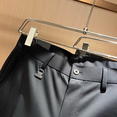 TOM FORD汤姆福特2026春夏新款男士休闲西裤,压轴的渠道货出现了!!柜台同步销售! 毫不夸张的说,此款裤装是原厂 TOM FORD汤姆福特2026春夏新款男士休闲西裤,压轴的渠道货出现了!!柜台同步销售! 毫不夸张的说,此款裤装是原厂