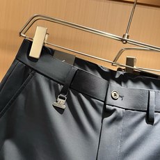 TOM FORD汤姆福特2026春夏新款男士休闲西裤,压轴的渠道货出现了!!柜台同步销售! 毫不夸张的说,此款裤装是原厂 TOM FORD汤姆福特2026春夏新款男士休闲西裤,压轴的渠道货出现了!!柜台同步销售! 毫不夸张的说,此款裤装是原厂
