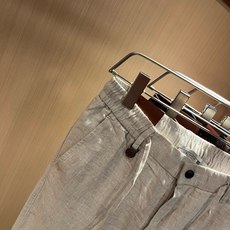 Loro Piana诺悠翩雅 2026春夏新品男士棉麻休闲裤,最新的贸易订单全品相!!网红款!上身舒适透气,不僵硬,整体 Loro Piana诺悠翩雅 2026春夏新品男士棉麻休闲裤,最新的贸易订单全品相!!网红款!上身舒适透气,不僵硬,整体