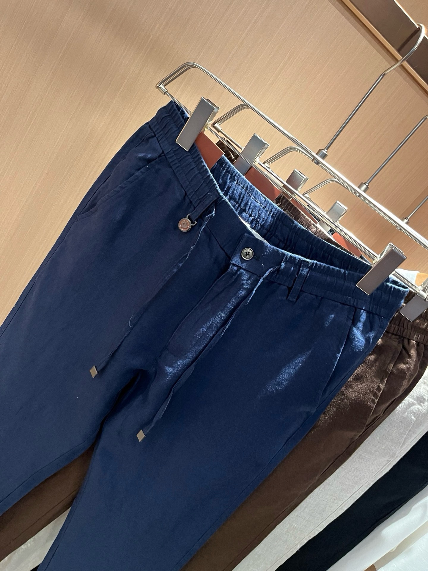 Loro Piana诺悠翩雅 2026春夏新品男士棉麻休闲裤,最新的贸易订单全品相!!网红款!上身舒适透气,不僵硬,整体 Loro Piana诺悠翩雅 2026春夏新品男士棉麻休闲裤,最新的贸易订单全品相!!网红款!上身舒适透气,不僵硬,整体