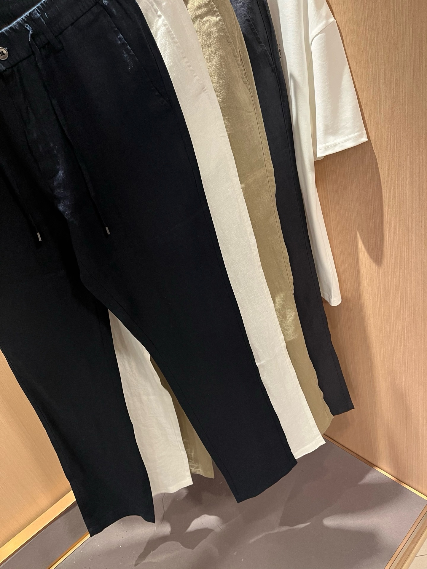 Loro Piana诺悠翩雅 2026春夏新品男士棉麻休闲裤,最新的贸易订单全品相!!网红款!上身舒适透气,不僵硬,整体 Loro Piana诺悠翩雅 2026春夏新品男士棉麻休闲裤,最新的贸易订单全品相!!网红款!上身舒适透气,不僵硬,整体