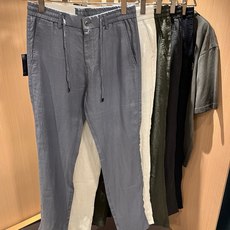PRA*DA普*达 2026春夏新款男士休闲亚麻休闲裤,高端品质之选……一款休闲裤兼备的百搭裤装,也是男士衣橱里不可缺少 PRA*DA普*达 2026春夏新款男士休闲亚麻休闲裤,高端品质之选……一款休闲裤兼备的百搭裤装,也是男士衣橱里不可缺少