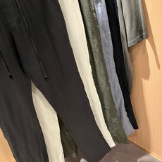 PRA*DA普*达 2026春夏新款男士休闲亚麻休闲裤,高端品质之选……一款休闲裤兼备的百搭裤装,也是男士衣橱里不可缺少 PRA*DA普*达 2026春夏新款男士休闲亚麻休闲裤,高端品质之选……一款休闲裤兼备的百搭裤装,也是男士衣橱里不可缺少